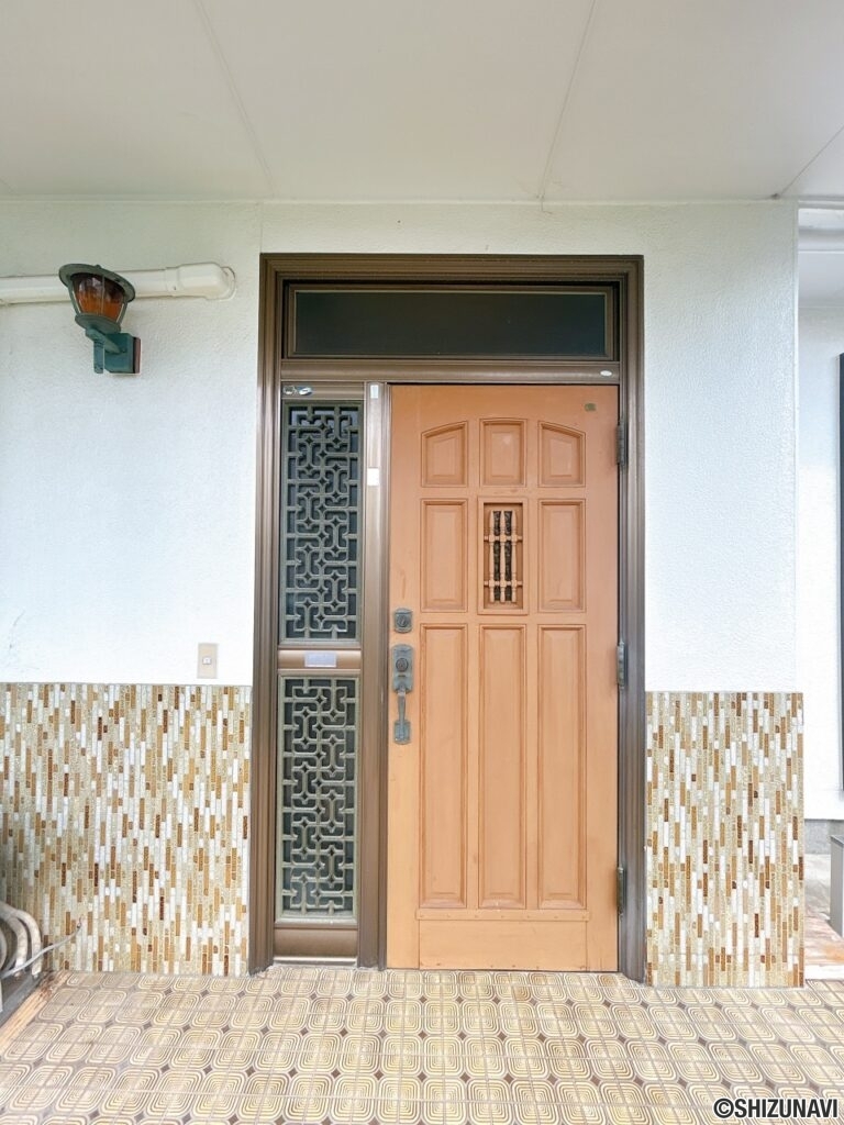 【リフォーム中/玄関外観（10/17撮影）】玄関扉の塗装と鍵の交換を行う予定です。