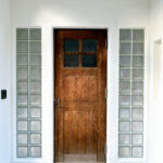 【リフォーム中／玄関】玄関外側は照明設置、建付け調整と鍵の交換を行います。カラーモニター付きのインターホンに交換予定のため、訪問者を確認してから対応ができます。