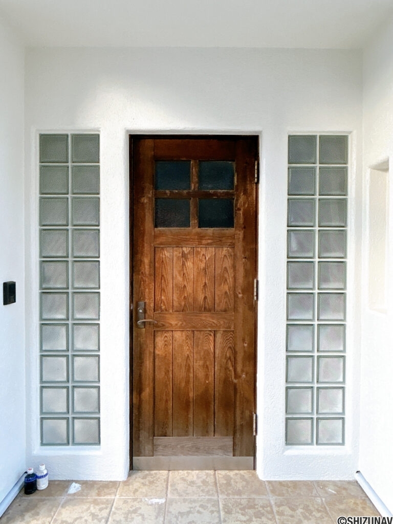 【リフォーム中／玄関】玄関外側は照明設置、建付け調整と鍵の交換を行います。カラーモニター付きのインターホンに交換予定のため、訪問者を確認してから対応ができます。