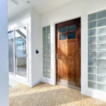 【リフォーム済み／玄関】玄関外側は照明設置、建付け調整と鍵の交換を行います。カラーモニター付きのインターホンに交換予定のため、訪問者を確認してから対応ができます。