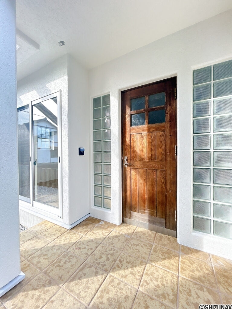 【リフォーム済み／玄関】玄関外側は照明設置、建付け調整と鍵の交換を行います。カラーモニター付きのインターホンに交換予定のため、訪問者を確認してから対応ができます。