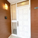 【リフォーム済み/玄関外観】玄関は鍵交換を行いました。