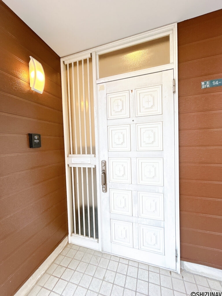 【リフォーム済み/玄関外観】玄関は鍵交換を行いました。