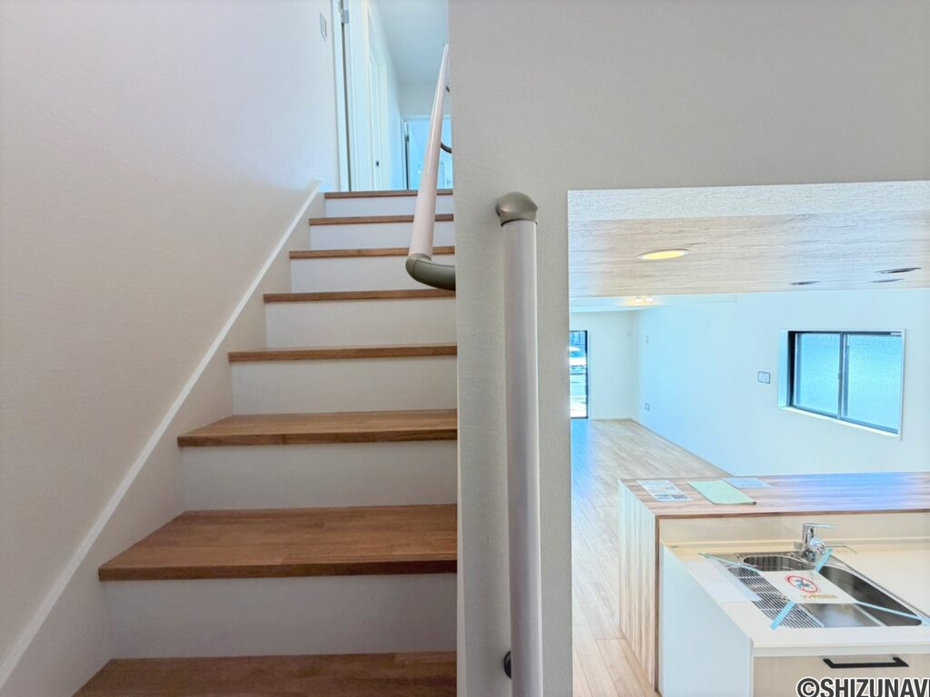 2号棟　階段高さも高すぎず、手すりも完備されているので、お子様の昇降も安心です。1号棟　階段2高さも高すぎず、手すりも完備されているので、お子様の昇降も安心です。