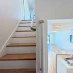 2号棟　階段高さも高すぎず、手すりも完備されているので、お子様の昇降も安心です。1号棟　階段2高さも高すぎず、手すりも完備されているので、お子様の昇降も安心です。