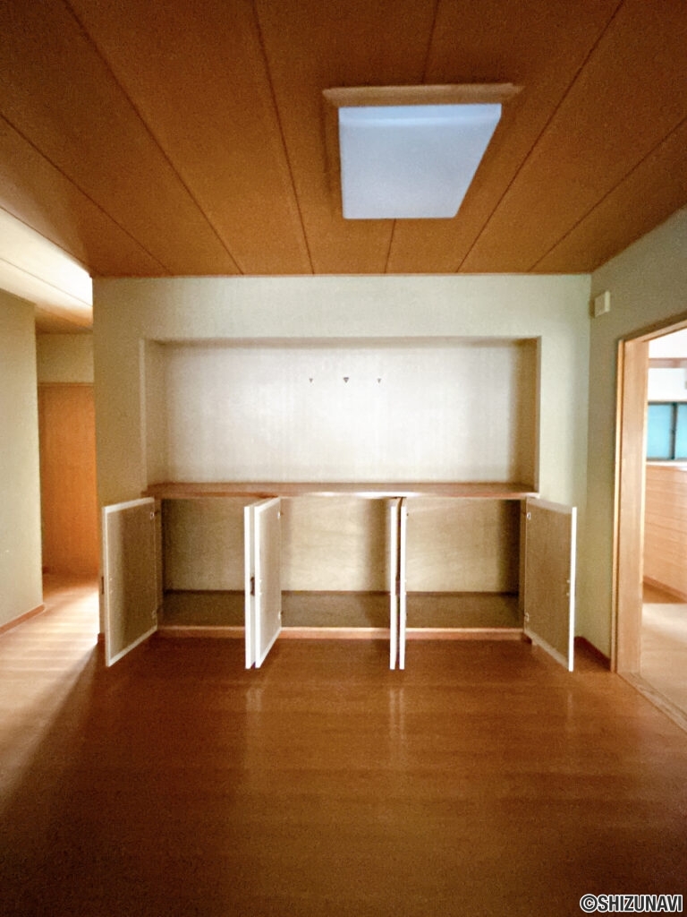 【玄関正面収納】