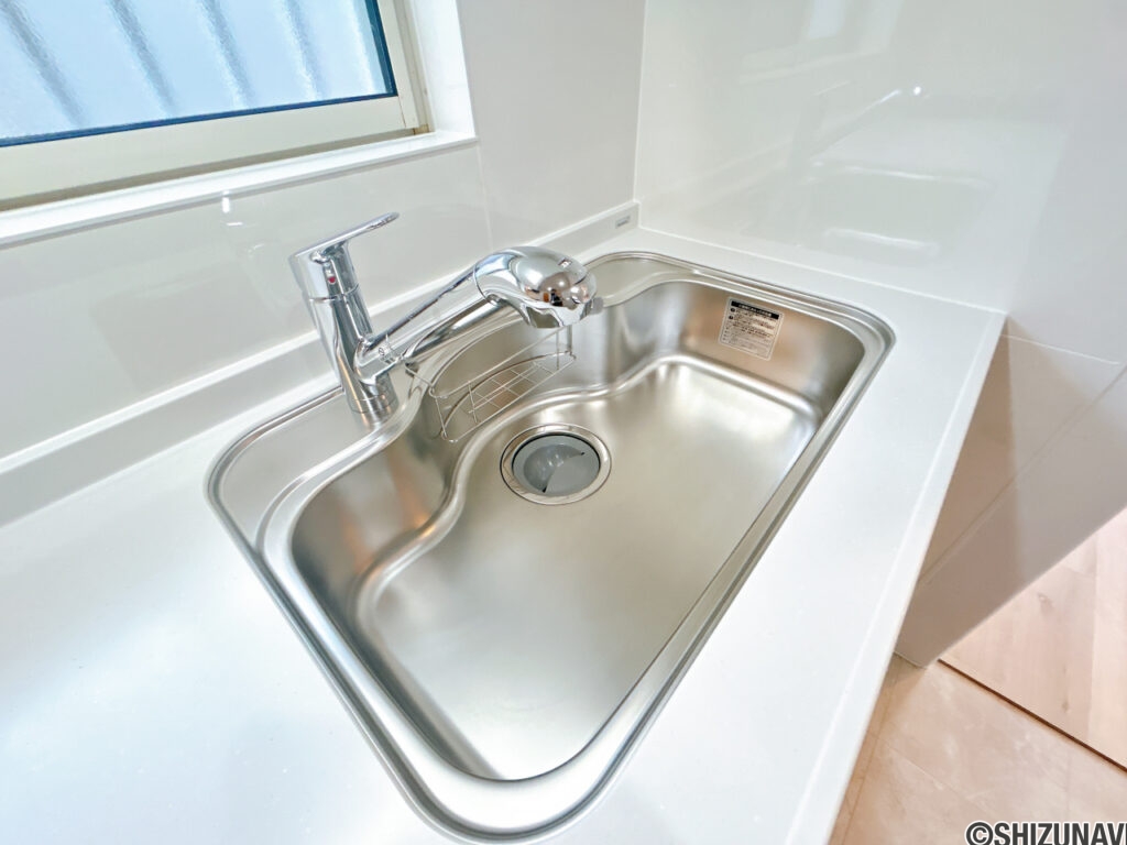 【キッチンシンク】新品交換したキッチンの水栓金具はノズルが伸びてシンクのお手入れもラクラクです。水栓本体には浄水機能が内蔵されていて、おいしいお水をつくります。