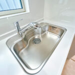 【キッチンシンク】新品交換したキッチンの水栓金具はノズルが伸びてシンクのお手入れもラクラクです。水栓本体には浄水機能が内蔵されていて、おいしいお水をつくります。