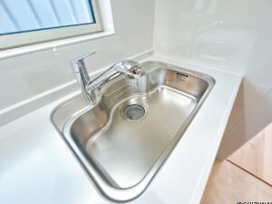 【キッチンシンク】新品交換したキッチンの水栓金具はノズルが伸びてシンクのお手入れもラクラクです。水栓本体には浄水機能が内蔵されていて、おいしいお水をつくります。