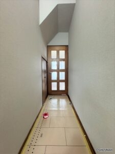 1階廊下部分は壁クロス張替え予定です♪