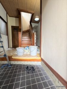 玄関は壁クロス張替え予定です♪
