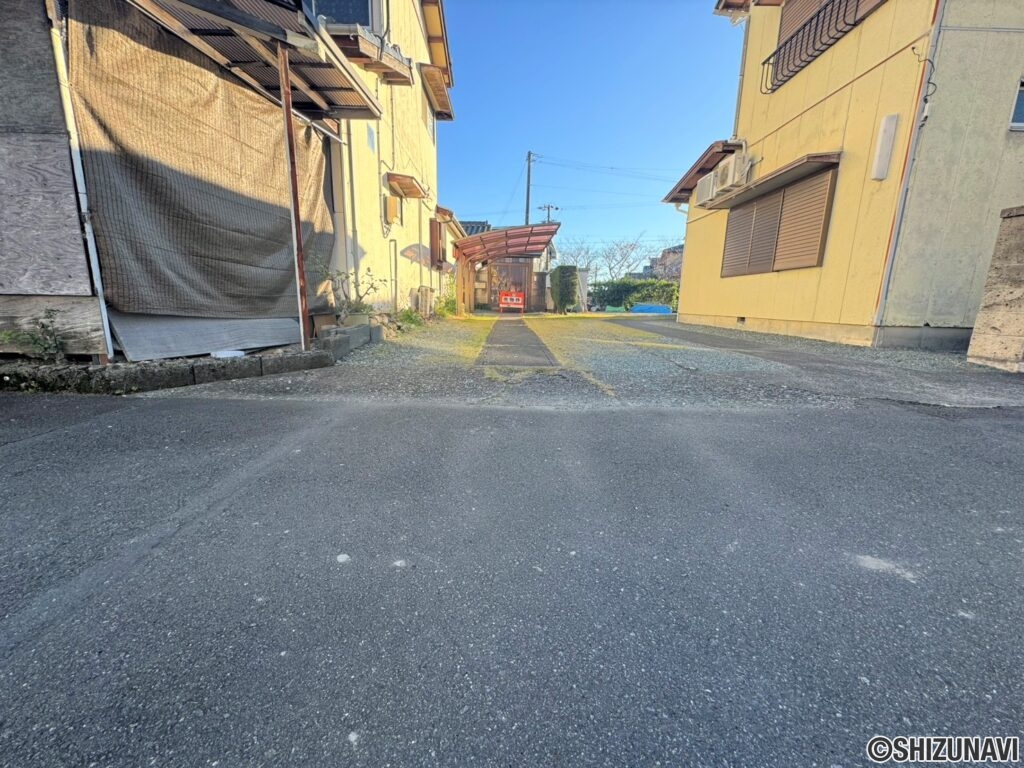 車種によりますが、縦列で2～3台駐車可能です♪隅切り有、3ｍの接道幅があるため、駐車もしやすいです♪