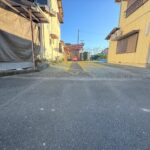 車種によりますが、縦列で2～3台駐車可能です♪隅切り有、3ｍの接道幅があるため、駐車もしやすいです♪