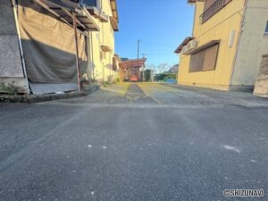 車種によりますが、縦列で2～3台駐車可能です♪隅切り有、3ｍの接道幅があるため、駐車もしやすいです♪