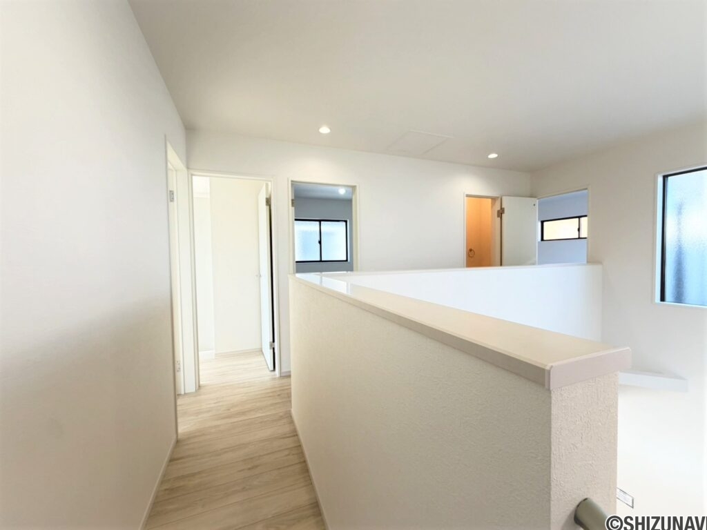 ２号棟　２階廊下吹き抜けにある階段を上ると２階に。明るさと開放感があります。