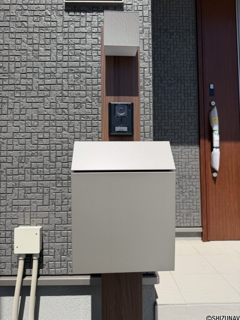 宅配ボックスライト付きなので周囲が暗くても便利です。