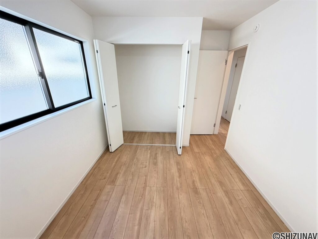 2号棟　北西側の洋室