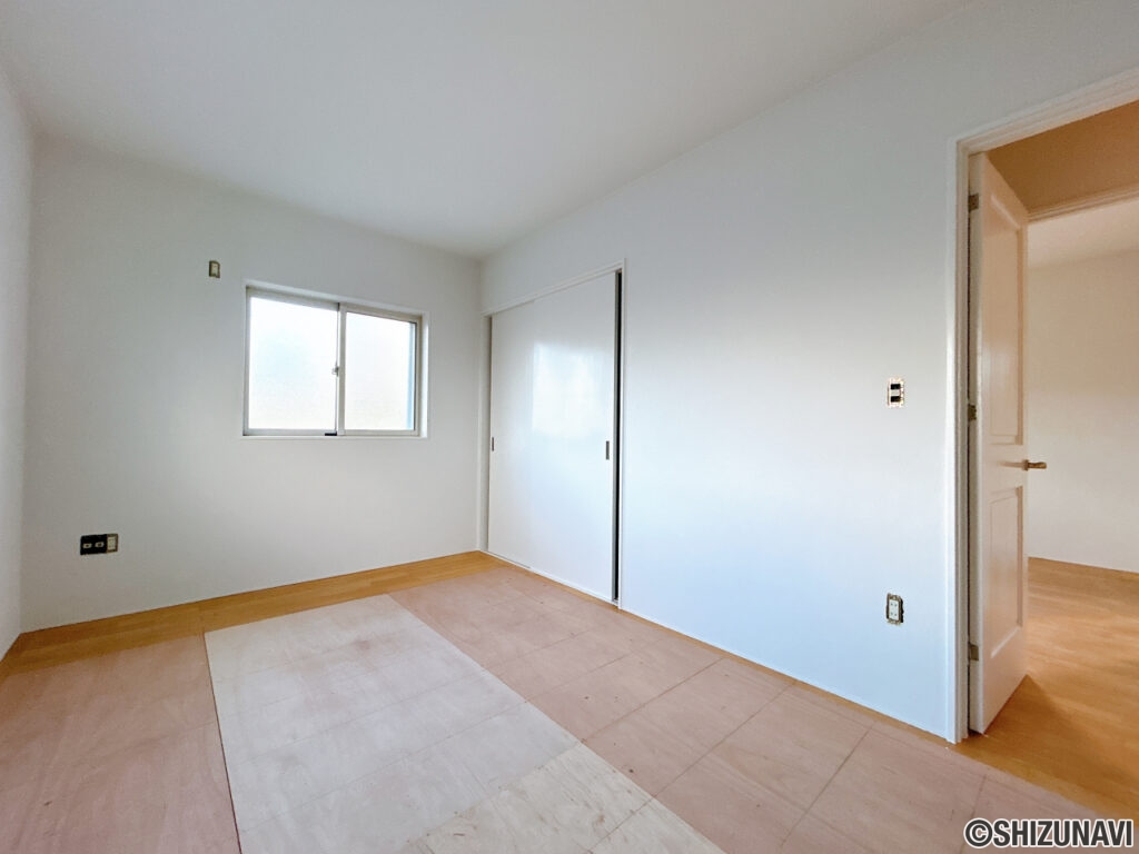 【リフォーム中／2階北側洋室】2階の北側和室は洋室に仕様変更いたします。フロアタイル上張り、内壁塗装、照明交換を行います。