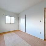 【リフォーム中／2階北側洋室】2階の北側和室は洋室に仕様変更いたします。フロアタイル上張り、内壁塗装、照明交換を行います。