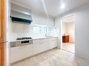 【リフォーム中／キッチン】キッチンはハウステック製の新品に交換いたしました。引出が4つの嬉しい多収納タイプ。天板は熱や傷にも強い人工大理石仕様なので、毎日のお手入れが簡単です。