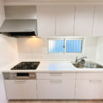 【リフォーム済み／キッチン】キッチンはハウステック製の新品に交換いたしました。引出が4つの嬉しい多収納タイプ。天板は熱や傷にも強い人工大理石仕様なので、毎日のお手入れが簡単です。