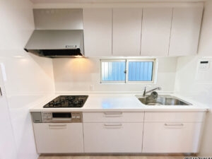 【リフォーム済み／キッチン】キッチンはハウステック製の新品に交換いたしました。引出が4つの嬉しい多収納タイプ。天板は熱や傷にも強い人工大理石仕様なので、毎日のお手入れが簡単です。