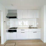 【リフォーム済み/キッチン】キッチンは部屋の雰囲気に合わせて白色を選択しました。