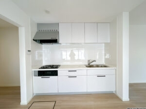 【リフォーム済み/キッチン】キッチンは部屋の雰囲気に合わせて白色を選択しました。