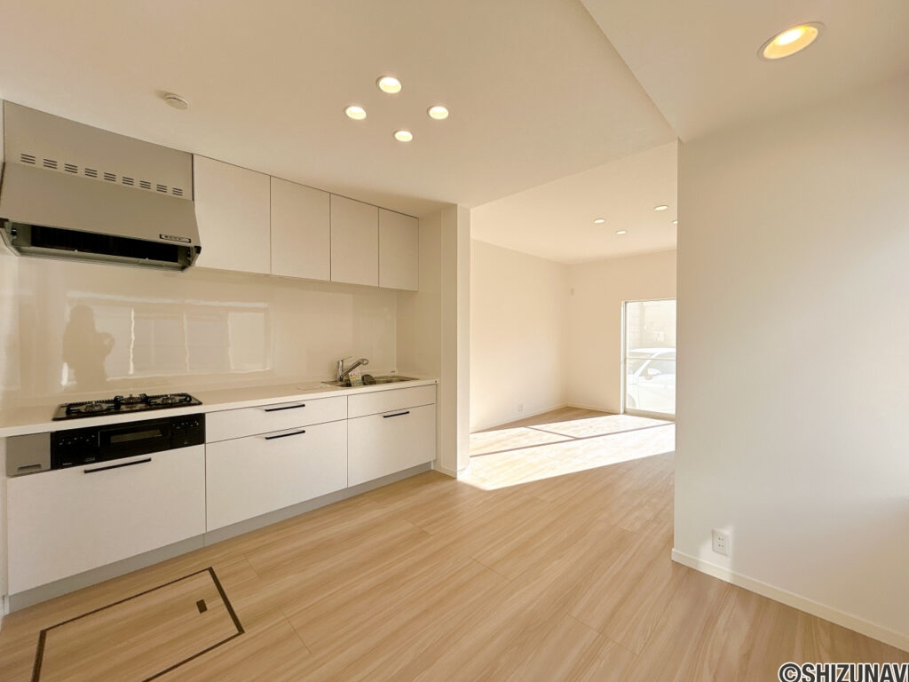 【リフォーム済み/キッチン】キッチンは部屋の雰囲気に合わせて白色を選択しました。