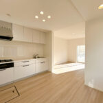 【リフォーム済み/キッチン】キッチンは部屋の雰囲気に合わせて白色を選択しました。