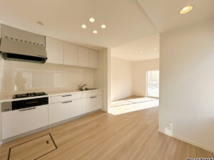 【リフォーム済み/キッチン】キッチンは部屋の雰囲気に合わせて白色を選択しました。