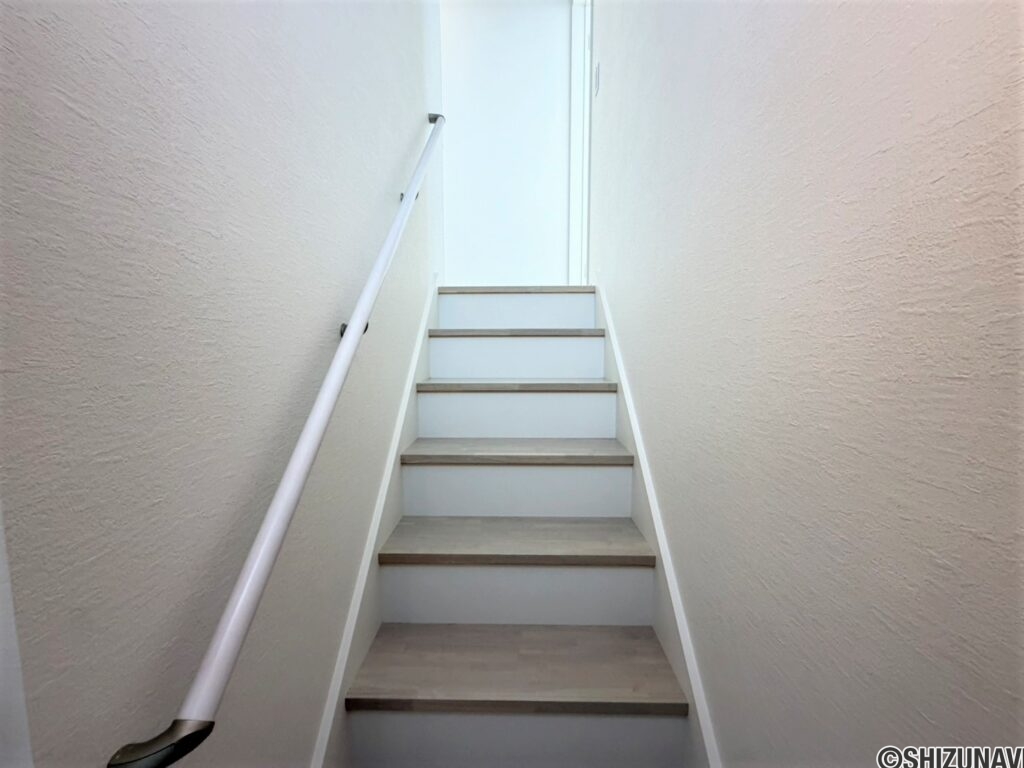 1号棟　階段2高さも高すぎず、手すりも完備されているので、お子様の昇降も安心です。リビングの中に階段があるので、家族の会話の機会が増えます。