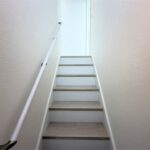 1号棟　階段2高さも高すぎず、手すりも完備されているので、お子様の昇降も安心です。リビングの中に階段があるので、家族の会話の機会が増えます。