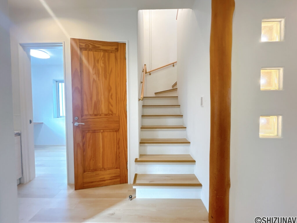 【リフォーム済み／階段】階段は手すりの交換と滑り止めの設置しました。安全にも配慮したリフォームを心掛けております。