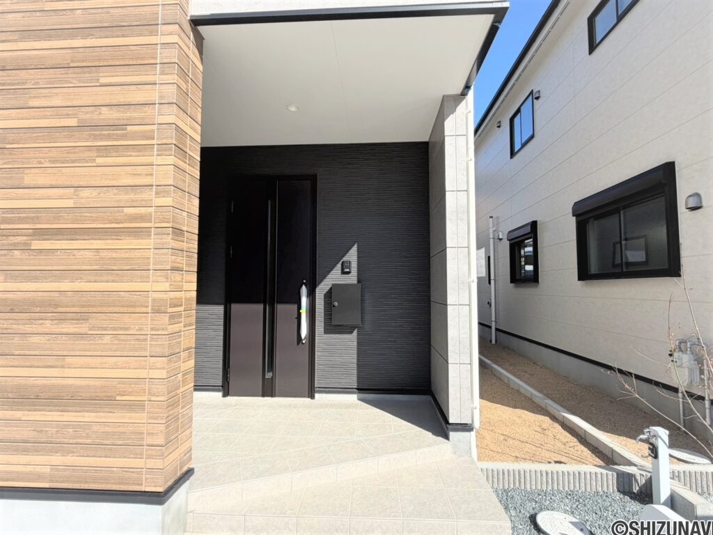 1号棟　玄関目隠しの壁がありますので、燐家の目を気にしなくて済みますね。