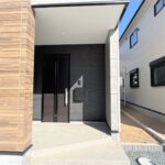 1号棟　玄関目隠しの壁がありますので、燐家の目を気にしなくて済みますね。