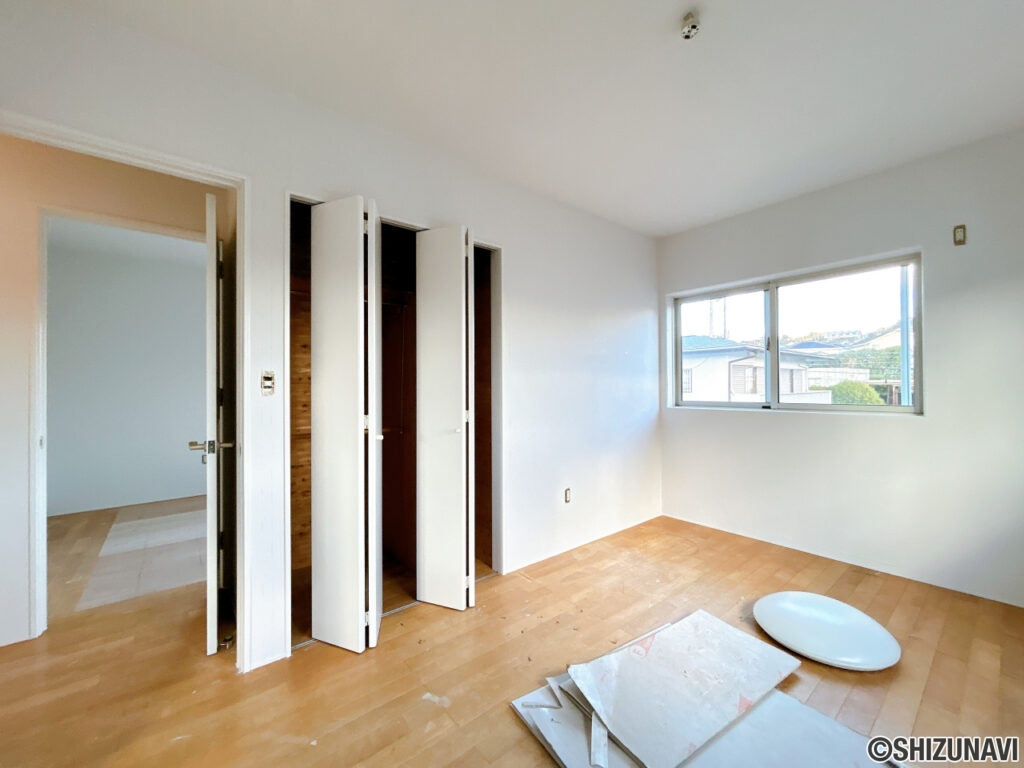 【リフォーム中／2階13.5帖洋室　東側】室内中央に袖壁が立っているので、部屋をふたつに分ける事も出来ますし、現状のように中で行き来が可能のままにもできます。