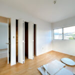 【リフォーム中／2階13.5帖洋室　東側】室内中央に袖壁が立っているので、部屋をふたつに分ける事も出来ますし、現状のように中で行き来が可能のままにもできます。