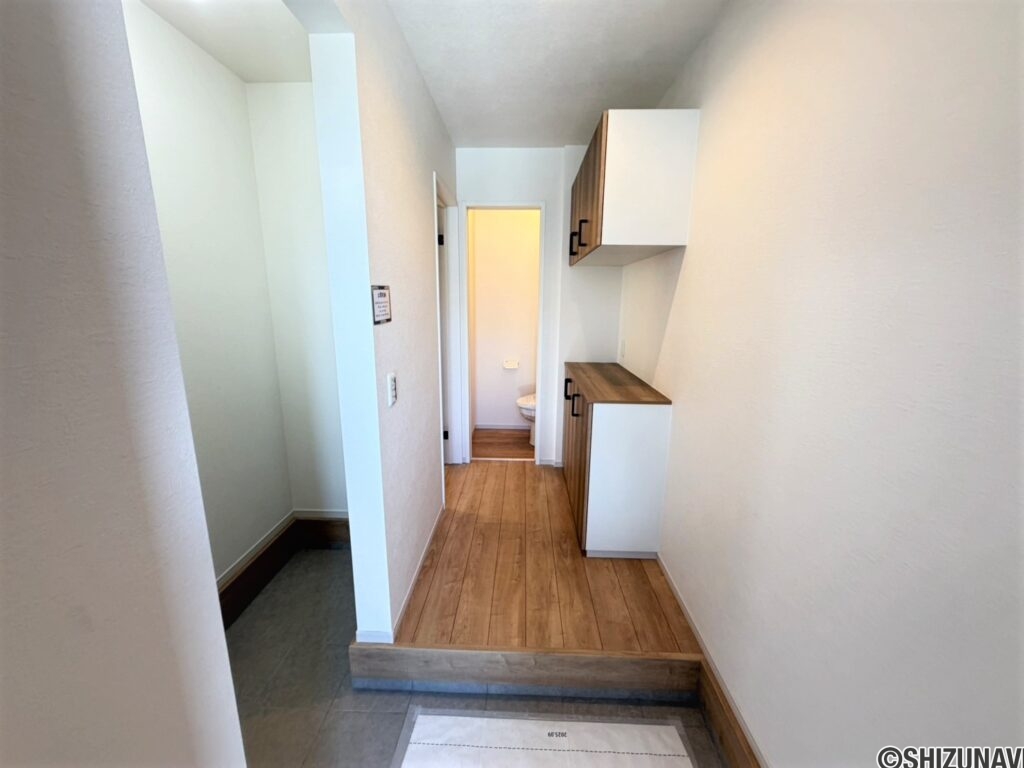 2号棟　玄関土間収納もあるので、アウトドア用品等の長物はこちらに収納もできます！