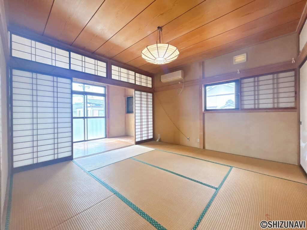 【リフォーム中/2階西側洋室（10/17撮影）】元は和室ですが、約11.25帖の洋室に変更予定です。ウォークインクローゼットを設け、内部に枕棚とハンガーパイプを設置する予定です。