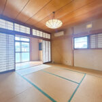 【リフォーム中/2階西側洋室（10/17撮影）】元は和室ですが、約11.25帖の洋室に変更予定です。ウォークインクローゼットを設け、内部に枕棚とハンガーパイプを設置する予定です。