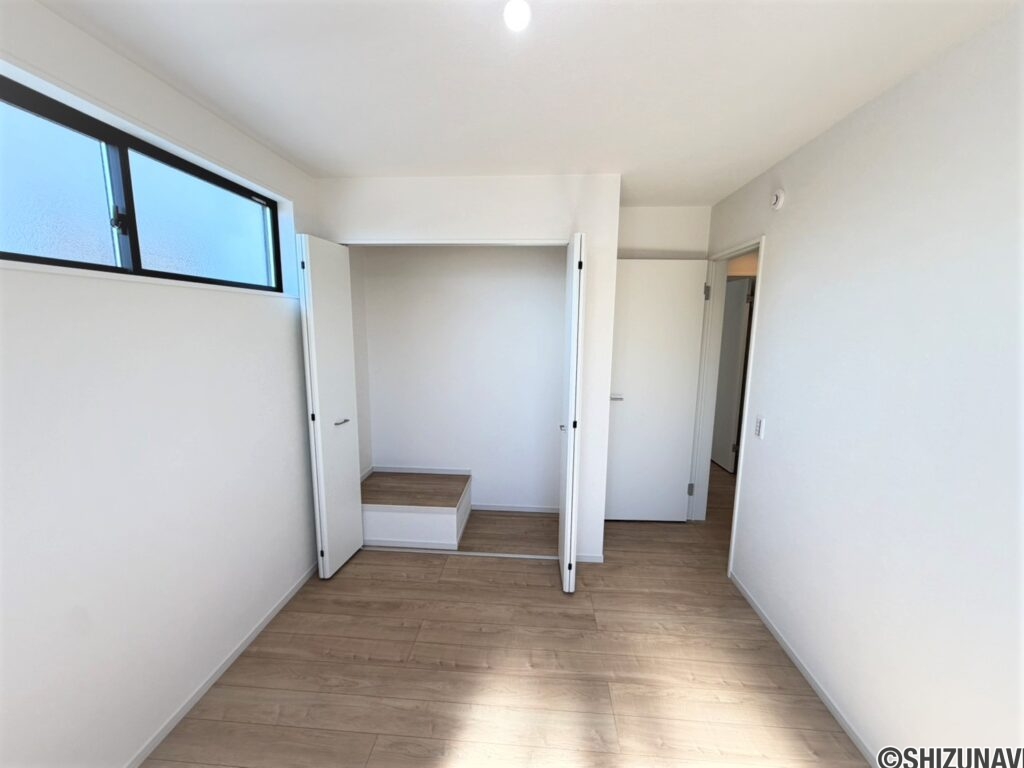 2号棟　南西側の洋室