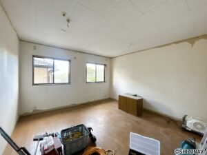 【リフォーム中／1階中洋室】1階の中洋室はフローリング重張り、クロス貼替、建具交換、照明交換、ハンガーラック取付を行います。