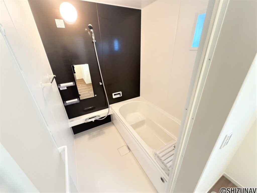 １号棟・２号棟　浴室腰掛浴槽で、ゆっくり日々の疲れをいやしてください。