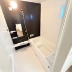 １号棟・２号棟　浴室腰掛浴槽で、ゆっくり日々の疲れをいやしてください。