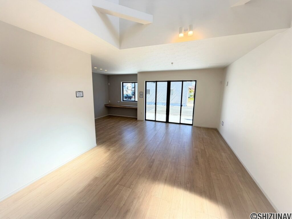 2号棟　リビング吹き抜け空間もあり、開放感◎ワークスペースの気遣いもうれしいですね