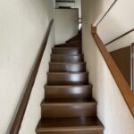 手すり付きの階段です