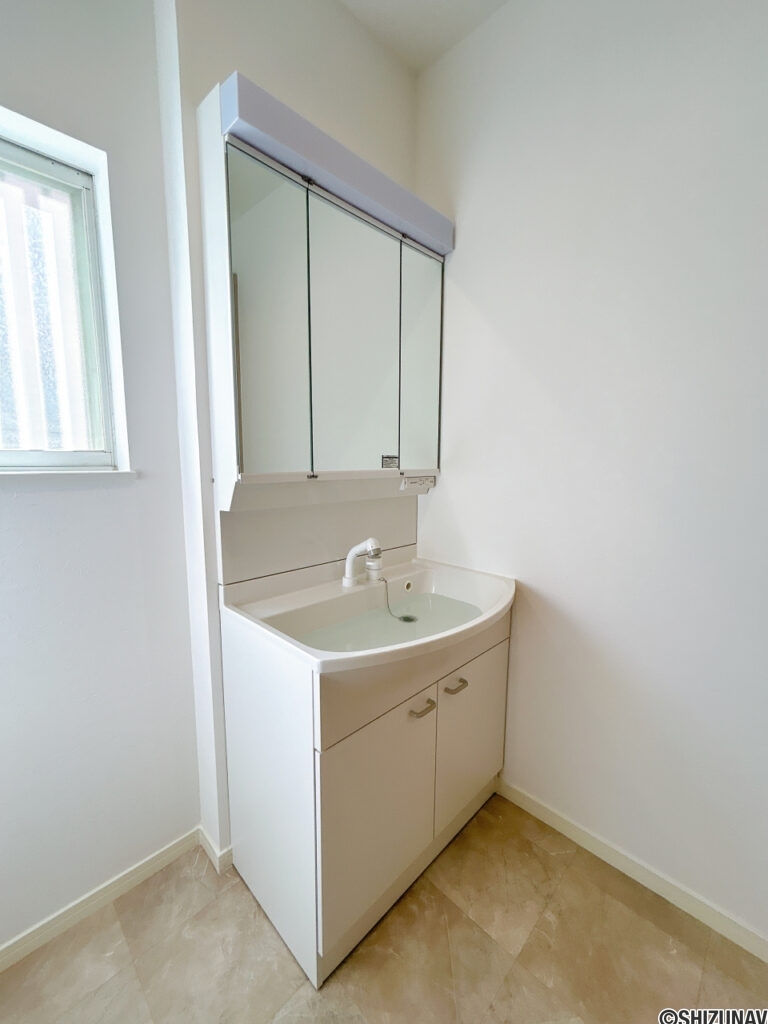 【リフォーム済み/洗面脱衣所】洗面化粧台は三面鏡タイプを採用しました。朝の支度がしやすく、見た目もすっきりします。