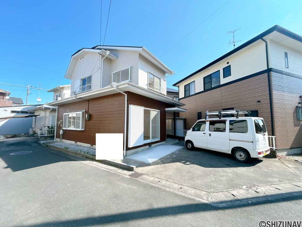 【リフォーム済み/外観】別角度です。角地で開放感がある立地のおうちです。外壁は塗装し直して、明るい住宅に生まれ変わりました。玄関ポーチは屋根付きなので、雨の日でも立ち話ができますね。