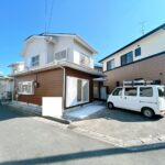 【リフォーム済み/外観】別角度です。角地で開放感がある立地のおうちです。外壁は塗装し直して、明るい住宅に生まれ変わりました。玄関ポーチは屋根付きなので、雨の日でも立ち話ができますね。